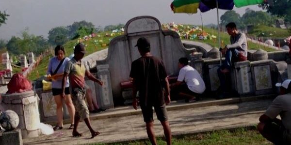 Warga Tionghoa tampak memadati area pemakaman melaksanakan tradisi Cheng Beng atau sembahyang leluhur. (Foto: Fadmin Malau)

