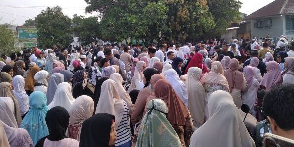 Salat Idulfitri di Desa Bandar Klippa Kecamatan Percut Seituan Kabupaten Deli Serdang dihadiri lebih dari 500 kaum muslimin. (Foto: Fadmin Malau)

