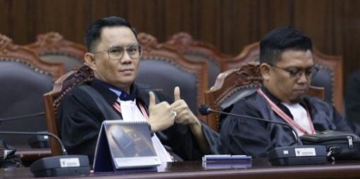 Pemohon saat Sidang Pengucapan Putusan Perkara Nomor 183/PUU-XXII/2024 Pengujian Materiil Undang-Undang Nomor 18 Tahun 2003 tentang Advokat. (Foto: Humas MKRI)

