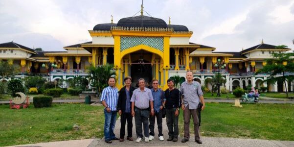 Spot foto estetik dengan arsitektur megah istana Maimun


