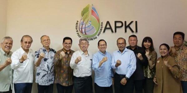 Asosiasi Pulp dan Kertas Indonesia (APKI) dengan jajarannya



