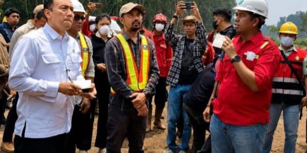 Wamen LH Diaz meninjau sitem water intake PT WKS untuk membasahi lahan gambut antisipasi meluasnya karhutla. (Foto: dok. Humas PT WKS)