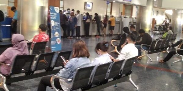 Para nasabah di Bank BCA Cabang Diponegoro Jalan Zainal Arifin Medan. (Foto Fadmin Malau)