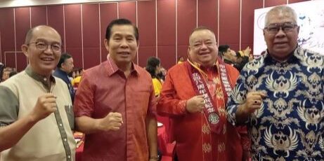 Adian Radiatus, Direktur Forum Buddhis Indonesia foto bersama dengan Presdir Serayu Group, Hasan