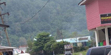 Jalan di lokasi pemandian sedikit lebih bagus dari jalan menuju tempat pemandian. (Foto: Fadmin Malau)