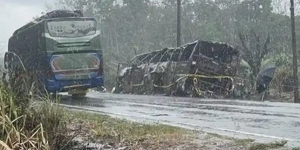 Kondisi bus ALS usai tabrakan di Jalan Lintas Sumatera, Musi Rawas Utara (Muratara), Sumatera Selatan
