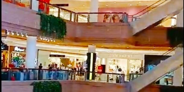 Pusat perbelanjaan di kota Medan Sumatera Utara, Sun Plaza terlihat sepi saat aksi demo berlangsung (Foto: Fadmin Malau)