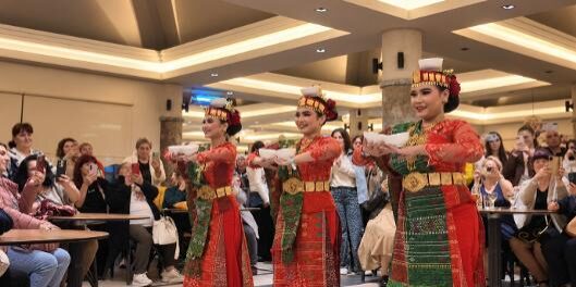 Penari Sanipoda membawakan tari tradisional Tapanuli Selatan pada gala dinner International Festival of Arts “Kuşadası 26” di Kuşadası, Turki, menyedot perhatian pengunjung dari berbagai negara. (Foto: dok PTAR)