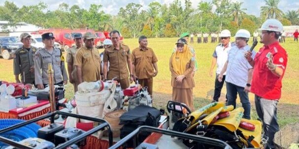 Peserta apel kesiapsiagaan karhutla melakukan pengecekan peralatan pemadam dan kesiapan tim di Bukit Intan Estate, Bangka Barat