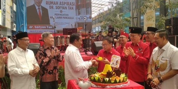 Peresmian rumah aspirasi di Kompleks CBD Polonia Medan didahuli dengan acara pemotongan nasi tumpeng. (Foto: Fadmin Malau)