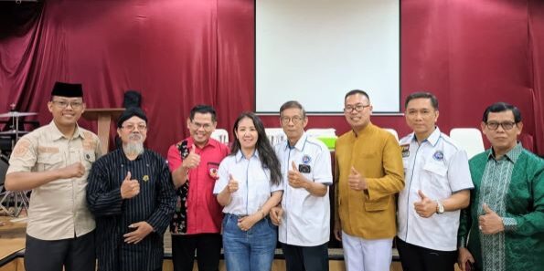 Acara Silaturahmi Tokoh Lintas Agama Jakarta Barat ditutup dengan foto bersama dan santap malam bersama