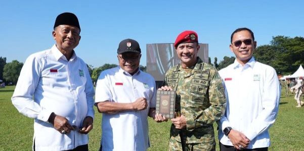 Penyerahan secara simbolik di Markas Besar Kopassus Cijantung, YMSM menyalurkan 600 mushaf Al-quran