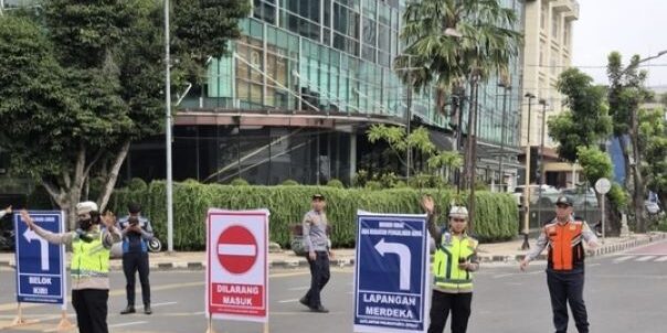 Personel Sat Lantas Polrestabes Medan saat mengatur pengalihan arus lalu lintas

