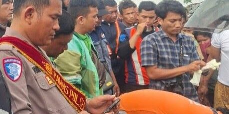 Petugas mengevakuasi jenazah korban tertabrak kereta api

