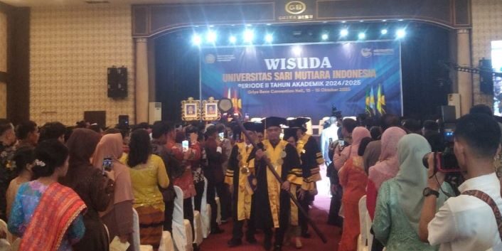 Processing wisuda Diploma III, Sarjana, dan Magister USM-Indonesia pada Rabu (15/10/2025) di Griya Benn Convention Hall Medan. (Foto: Fadmin Malau)