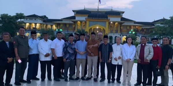 FKN Sumatera Utara bersama paguyuban kesukuan, organisasi kemasyarakatan, tokoh agama dan tokoh masyarakat foto bersama di depan Istana Maimon Meda