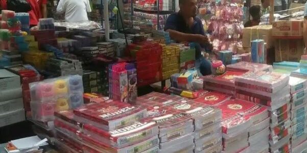 Penjualan buku tulis di pasar tradisional pada saat menjelang tahun ajaran baru

