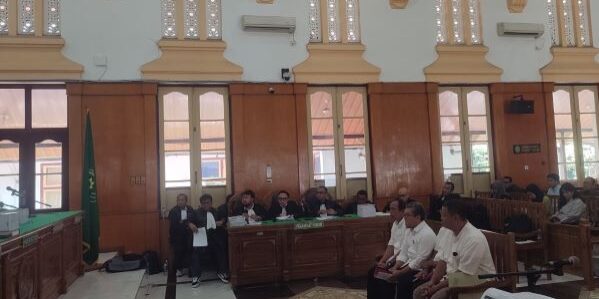 Membacakan nota pembelaan (pledoi) pada sidang kasus dugaan korupsi penjualan aset PTPN kepada pihak Ciputra Land, pada Rabu (20/5/2025)