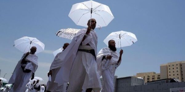 Jemaah haji menggunakan payung melindungi diri dari terik matahari saat berjalan menuju Masjidil Haram di Mekkah, Arab Saudi. (Foto: Associated Press/Amr Nabil)

