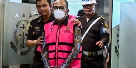 Dirut Pertamina Patra Niaga Riva Siahaan (tengah) memasuki mobil tahanan usai ditetapkan sebagai tersangka