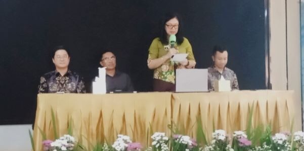 Rektor USM Indonesia, Prof Dr Ivan Elisabeth Purba, M.Kes (2 kanan) memberikan sambutan sosialisasi program pengembangan sustainability mindset dan implementasi ekonomi hijau melalui peran bank sampah