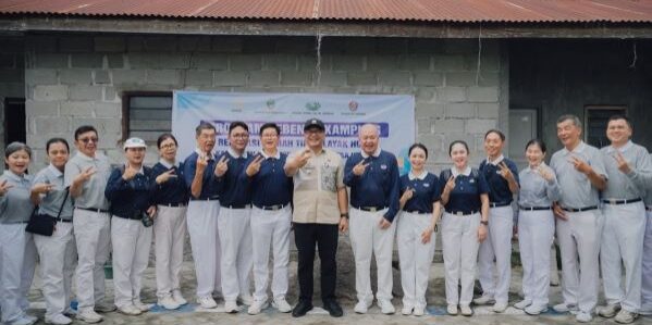 Ketua Yayasan Buddha Tzu Chi Indonesia Sumatera Utara-Aceh, Mujianto dan pengurus berfoto bersama. (Foto: dok Buddha Tzu Chi)

