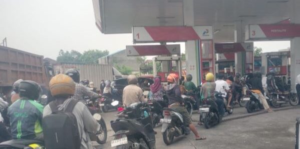 Antrean panjang konsumen BBM non-subsidi di SPBU Medan Johor pada Jum’at 17 Juli 2026 hingga ke badan jalan. (Foto: Fadmin Malau)


