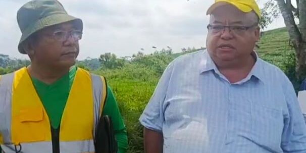 Toni Saritua Purba ahli tanaman Padi Gogo dari IPB Bogor (Kiri) bersama Direktur utama PT Serayu Group Hasan Tjoa
