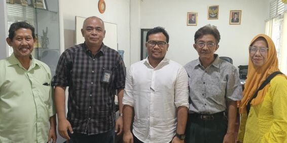 Perkumpulan Penggemar Filateli Indonesia Sumatera Utara berudensi dengan Kepala Kantor PT. Pos Indonesia KCU Medan, Dicky Hendramawansyah (kedua dari kiri)