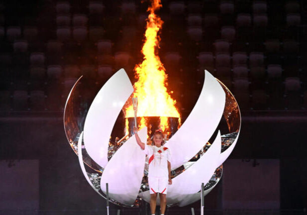 Obor Olimpiade Paris 2024 di Louvre