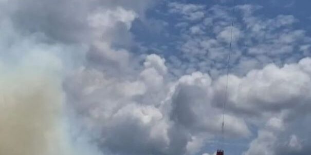 Heli Arara Abadi bombardir air, padamkan Karhutla di luar konsesi Pelalawan. (Foto: dok Indah Kiat)