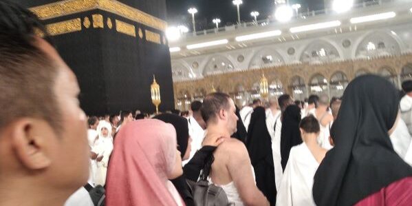 Ratusan ribu jemaah umroh dari berbagai negara terus menerus melaksanakan umroh di Masjidil Haram, Makkah. (Foto: Fadmin Malau)



