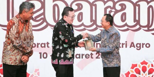 Direktur APP Group, Suhendra Wiriadinata menyerahkan secara simbolis mushaf Al-Qur'an pada Bazaar Lebaran 2026
