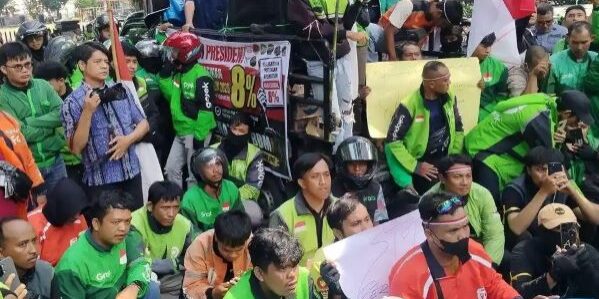 Ratusan driver ojol aksi demo pada Kamis (18/6/2026) siang di gedung DPRD Sumut di Jalan Imam Bonjol, Kota Medan
