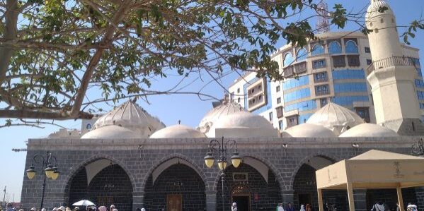 Memahami Masjid Ghamamah harus memutar waktu kembali 1448 tahun lalu, kala itu Masjid Ghamamah adalah area berupa tanah lapang luas bernama Al-Musalla. (Foto: Fadmin Malau)