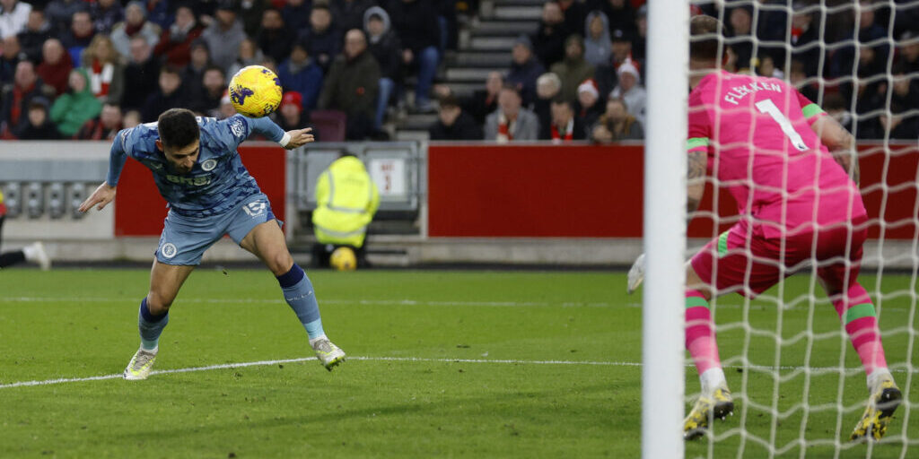 Ollie Watkins menyundul bola ke gawang Brentford