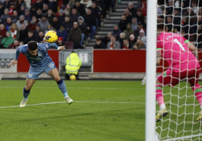 Ollie Watkins menyundul bola ke gawang Brentford