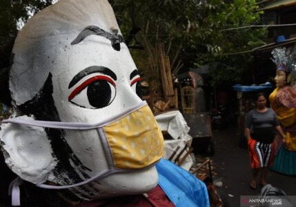 Sebuah ondel-ondel dipasangi masker di kawasan Kramat Pulo, Jakarta, Kamis (13/8/2020)