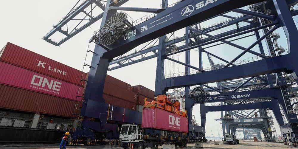 Aktivitas ekonomi ekspor dengan peti kemas di pelabuhan Tanjung Priok, Jakarta.

