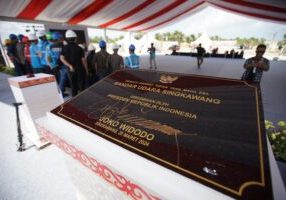 Presiden Jokowi meresmikan bandara di Kota Singkawang, Kalimantan Barat