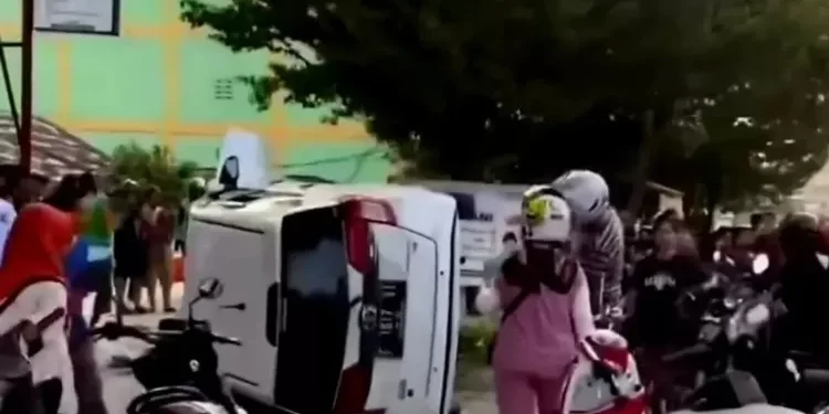Kondisi mobil yang terguling usai kecelakaan di Jalan Hang Tuah Pekanbaru, Rabu pagi (1/1/25).