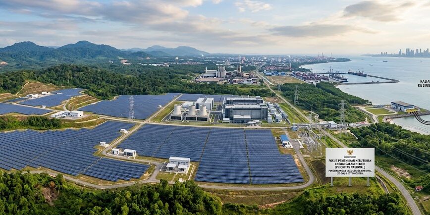 Ilustrasi Pemandangan dari udara fasilitas pembangkit listrik tenaga surya (PLTS) dan pusat data (data center) di kawasan pesisir Indonesia, yang difokuskan untuk memenuhi pasokan energi bersih domestik di tengah pengkajian ulang rencana ekspor listrik ke Singapura.