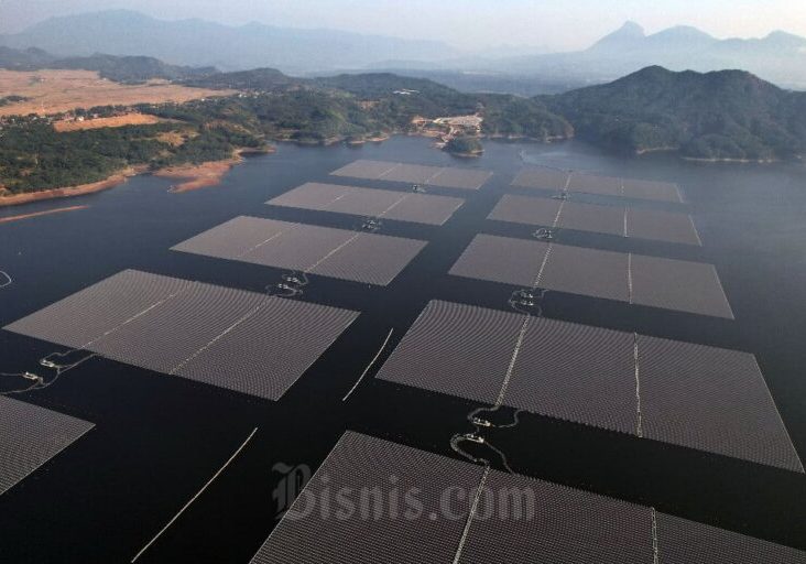 Foto udara proyek pembangunan Pembangkit Listrik Tenaga Surya (PLTS) Terapung Cirata di Waduk Cirata, Kabupaten Purwakarta, Jawa Barat, Selasa (26/9/2023).

