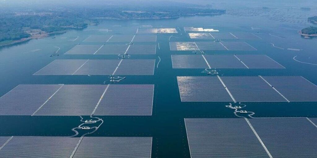 Pembangkit Listrik Tenaga Surya (PLTS) Terapung di Waduk Cirata, Purwakarta Jawa Barat 
