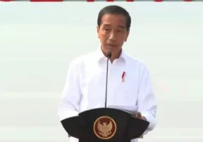 Presiden Jokowi, di SMKN 1 Purwakarta, Jawa Barat, Kamis, (9/11/2023). Jokowi enggan untuk mengomentari pencopotan Anwar Usman sebagai Ketua MK. Dia menegaskan putusan itu merupakan ranah yudikatif. 


