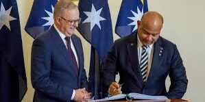 PM Anthony Albanese dengan Presiden David Adeang