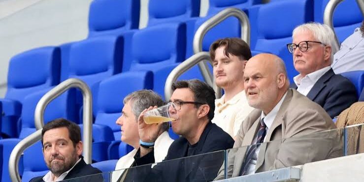 PM Inggris Andy Burnham minum bir sewaktu menyaksikan laga sepakbola