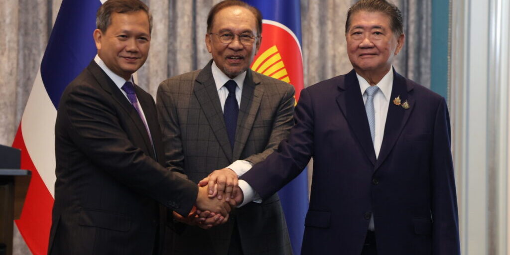PM Kamboja Hun Manet (kiri), Penjabat PM Thailand Phumtham Wechayachai (kanan) bersama PM Malaysia Anwar Ibrahim (tengah)
