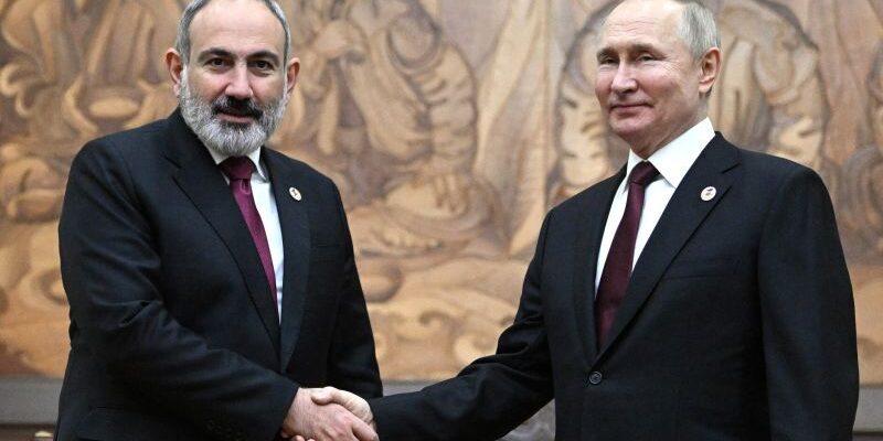 PM Nikol Pashinyan dengan Presiden Vladimir Putin