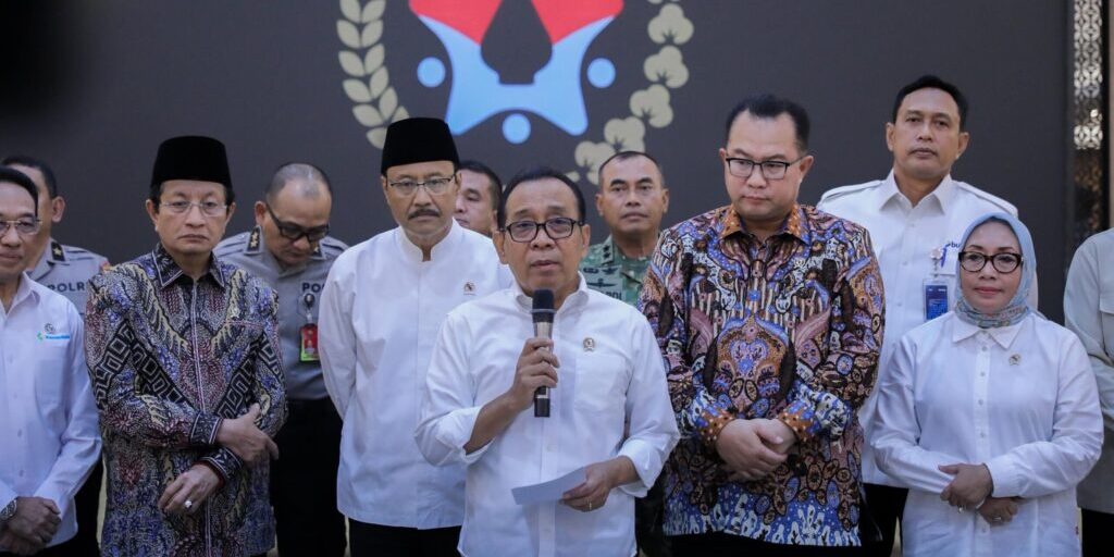 Menteri Koordinator Bidang Pembangunan Manusia dan Kebudayaan (Menko PMK) Pratikno (tengah) saat konferensi pers di kantor Kemenko PMK, Jakarta. (Foto: Humas Kemenko PMK)
